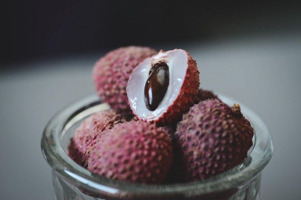 Un litchi ouvert et son noyau